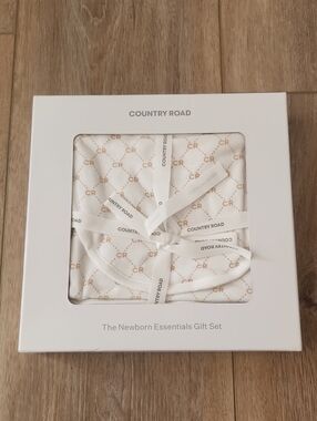 Country Road Baby White Newborn Essentials Gift Set Blanket, Bib & Bodysuit NEW